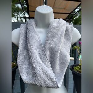 NEW The North Face Osito faux fur infinity scarf in light grey, new with tags